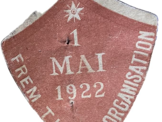 rbeiderpartiets 1. mai-merke fra 1922 (OBS! er ikke i samlingen) men ligger i en privat samling)